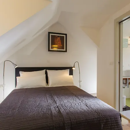 그레고리 닌스키 룸즈 4*