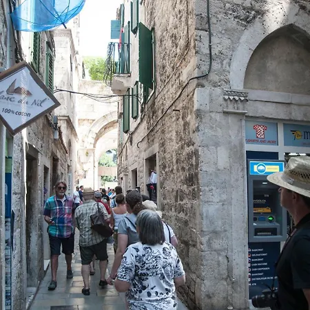 B&B 그레고리 닌스키 룸즈 4*