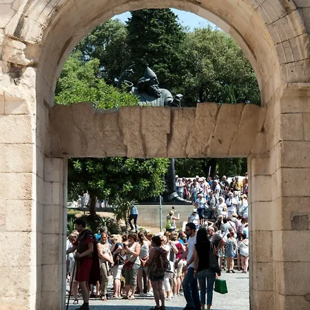 Grgur Ninski krevet i doručak