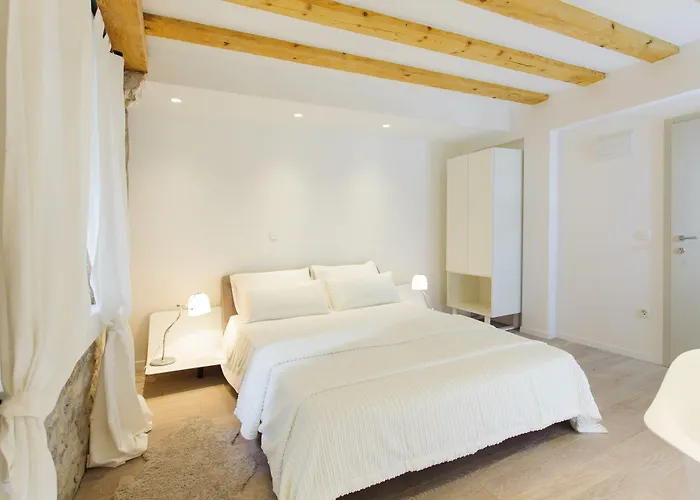 Grgur Ninski 4*